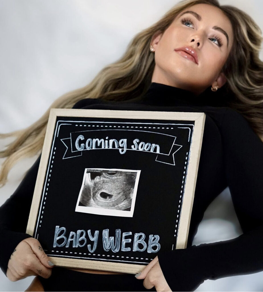 Kelly Kay posts about expected baby with Spencer Webb 