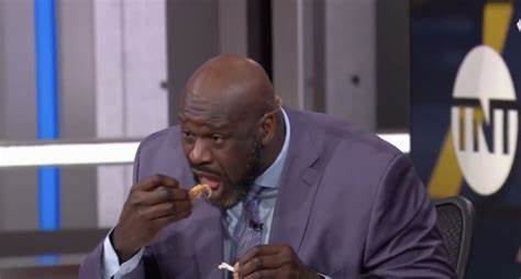 Shaq eats frogs legs after losing a bet on TCU football