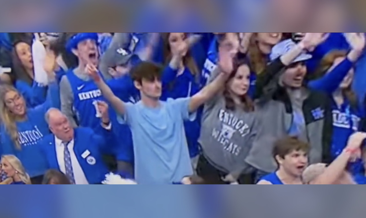 Kentucky Usher fired for putting up middle fingers..