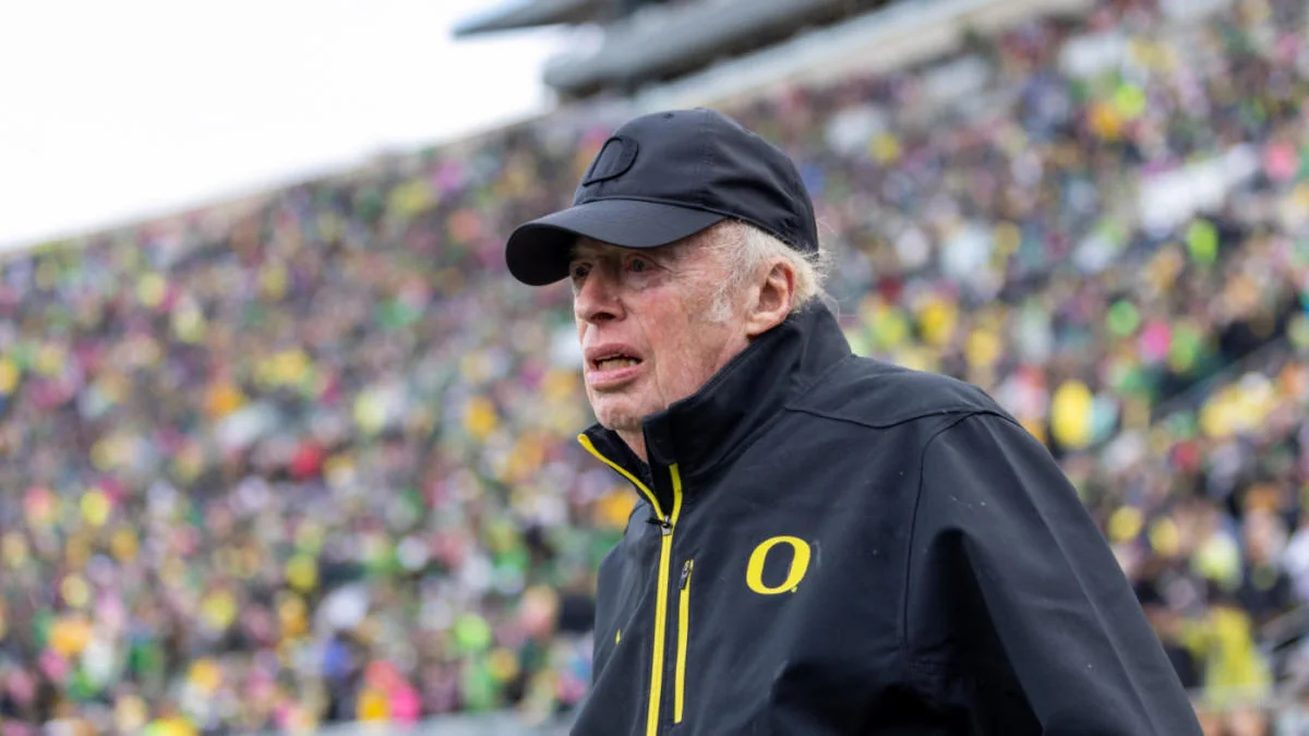 “Phil Knight Is Bankrolling That Whole Thing” | The $34.8B Nike Founder Is Sparing No Expense To Help Alma Mater Oregon Compete For National Championship 